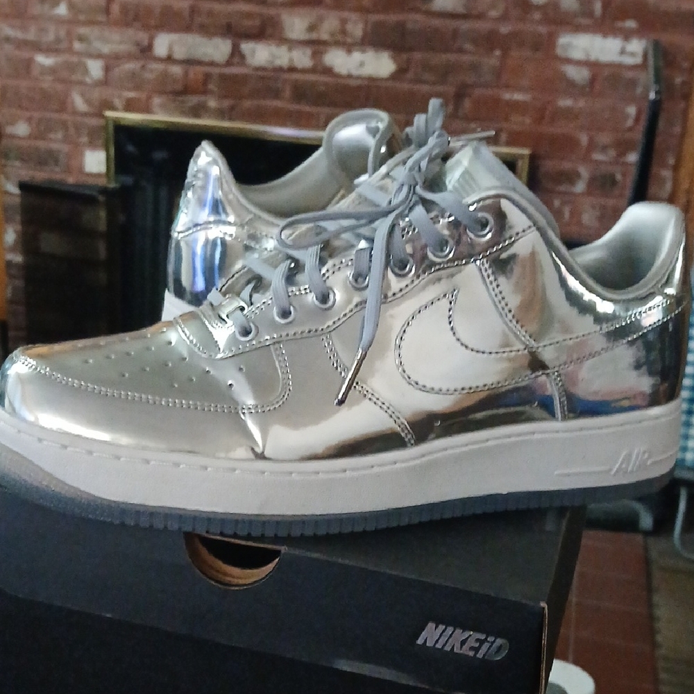 Nike Men’s Silver Metallic Low-Top Sneakers